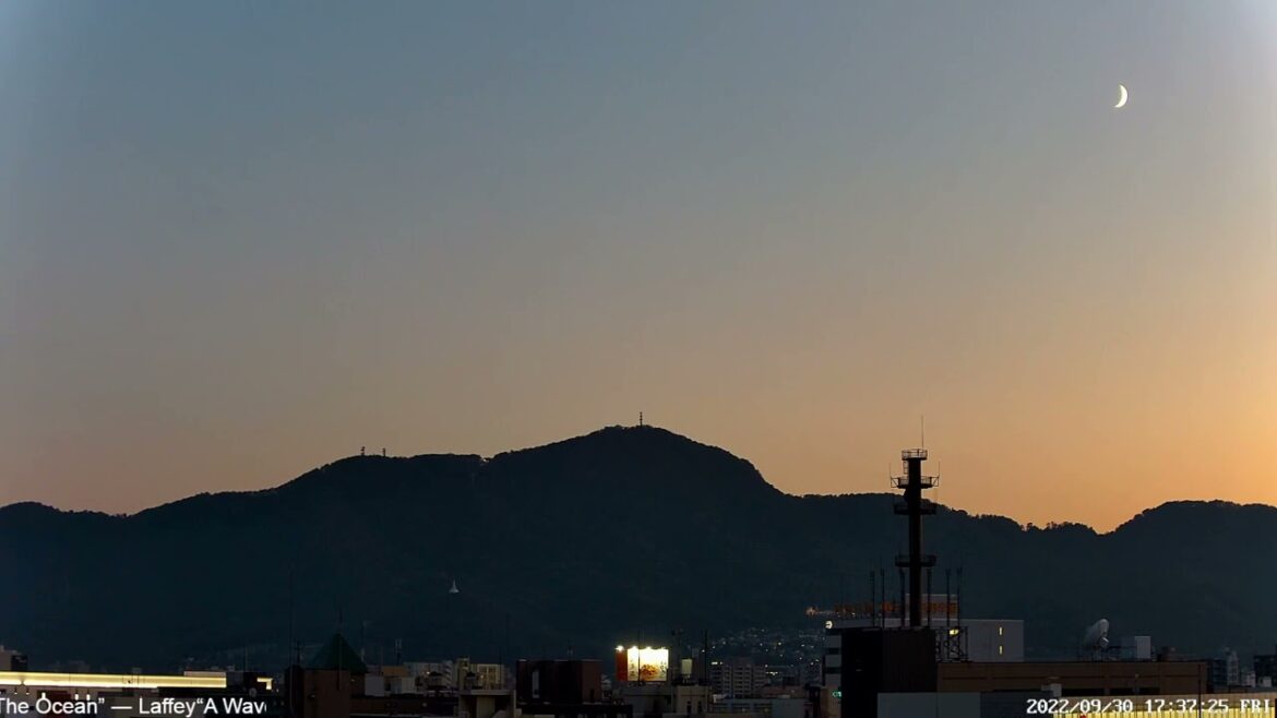 Mt. Moiwa, Sapporo in early autumn, sunset and crescent moon | September 30, 2022