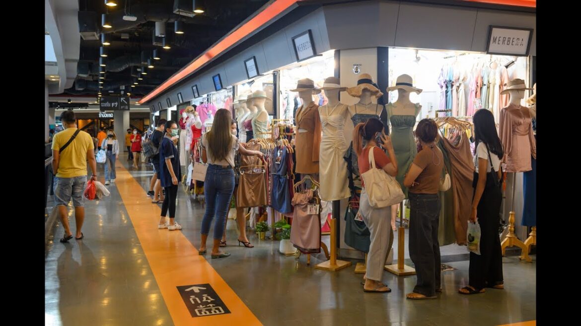 [4K] Walk inside "Union Mall" cheap fashion clothes destination in Bangkok
