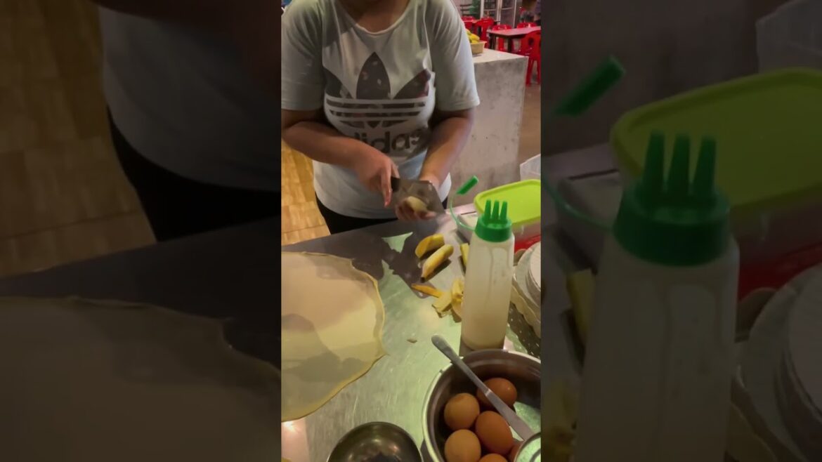 $1 street food in Thailand - Thai banana pancake with Nutella 🍌