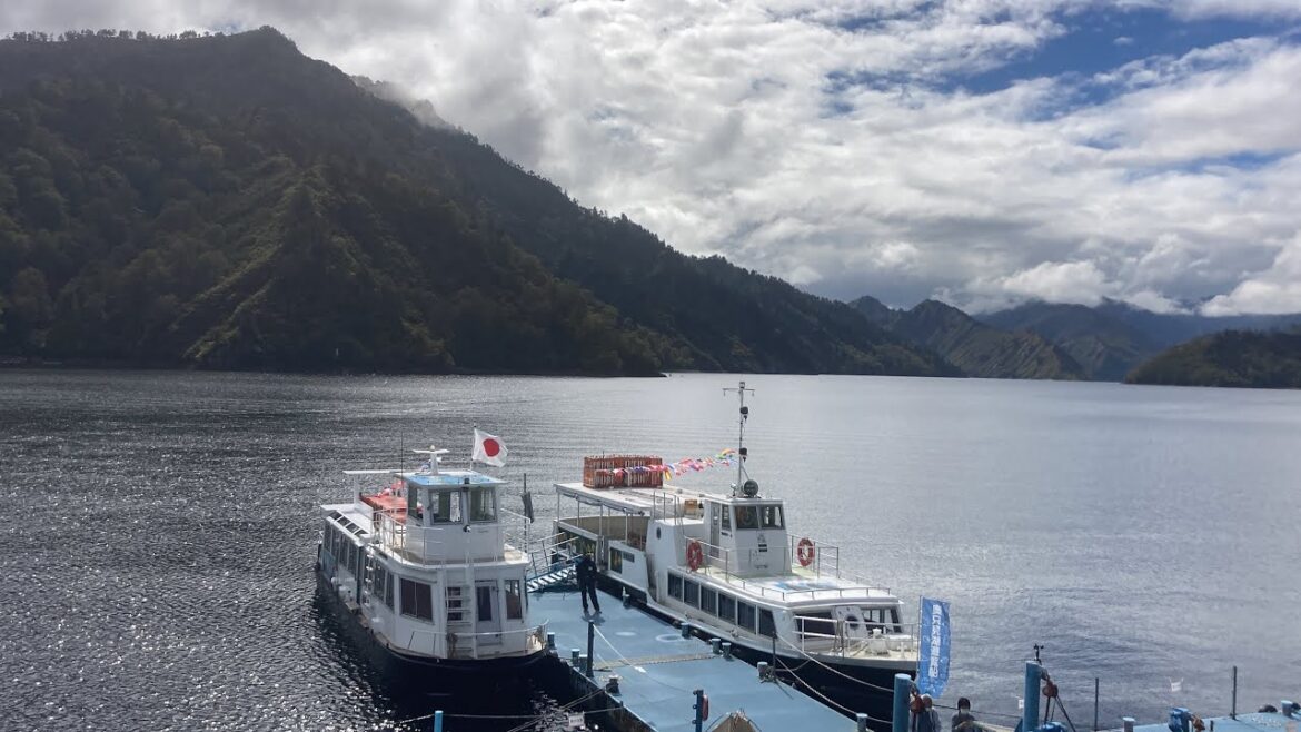 奥只見湖遊覧船 船窓 奥只見周遊コース/ 奥只見930発
