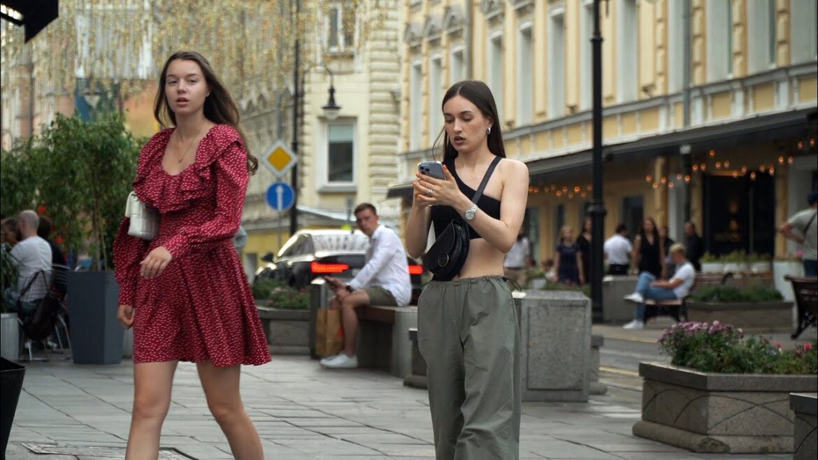 4K Walking tour through the streets of Moscow  I take pictures of interesting moments  POV  Ep 41