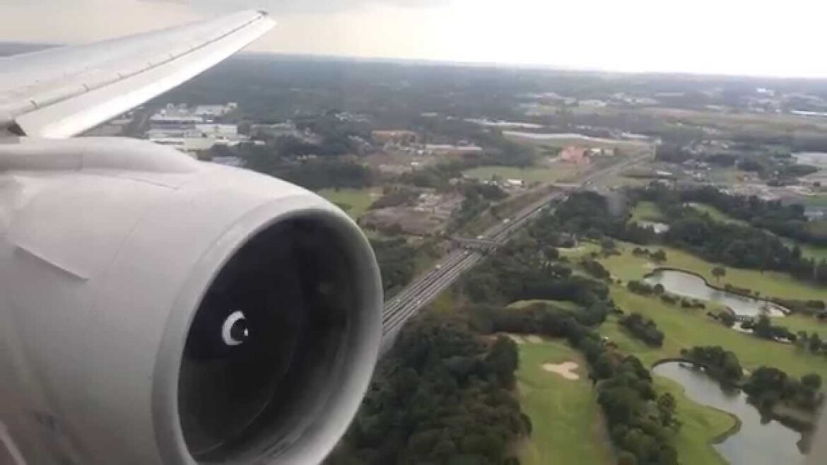 United Airlines 777-224ER Houston Intercontinental - Tokyo Narita Landing HD
