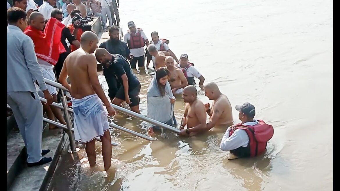 विसर्जन के बाद अखिलेश यादव ने सपरिवार किया हरिद्वार में गंगा स्नान l Akhilesh Family Ganga Snan l