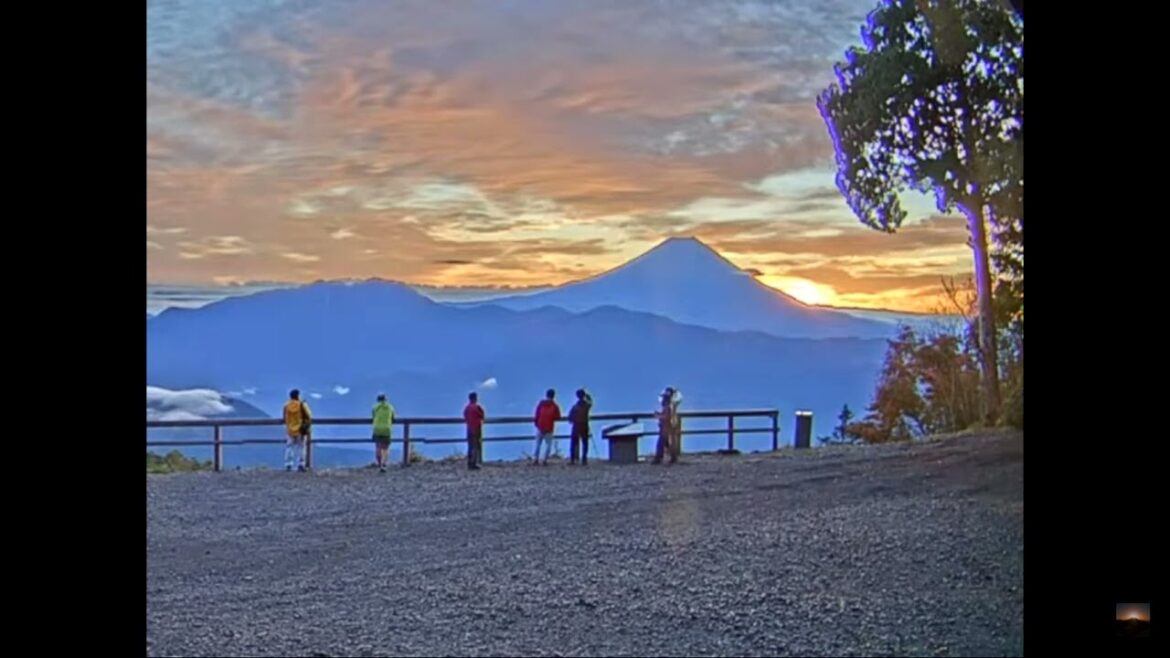 2022年10月15日 七面山（標高1,982m）から見た美しい富士山とご来光映像