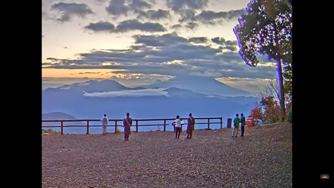 2022年10月19日 七面山（標高1,982m）から見た美しい富士山とご来光映像