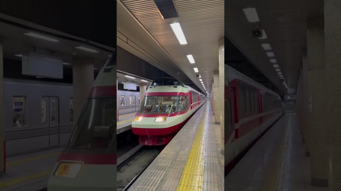 元小田急ロマンスカー、長野でちょっぴり短くなって頑張っています。特急ゆけむりとして。長野電鉄長野駅にて。向こうに到着するは元日比谷線3000系。頑張っています。車両も綺麗だ。