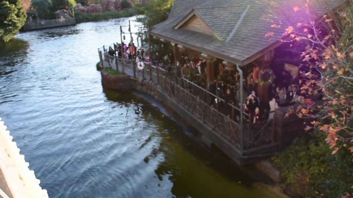 Tokyo Disneyland - Mark Twain Riverboat HD (2017)