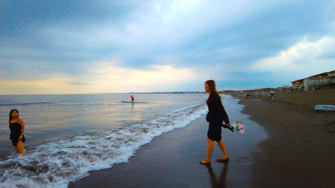 【4K】Japan Walk, Relaxing Summer Shonan Beach at Dusk / 湘南ビーチを夕暮れに東浜➜西浜まで歩き倒す【Japan】