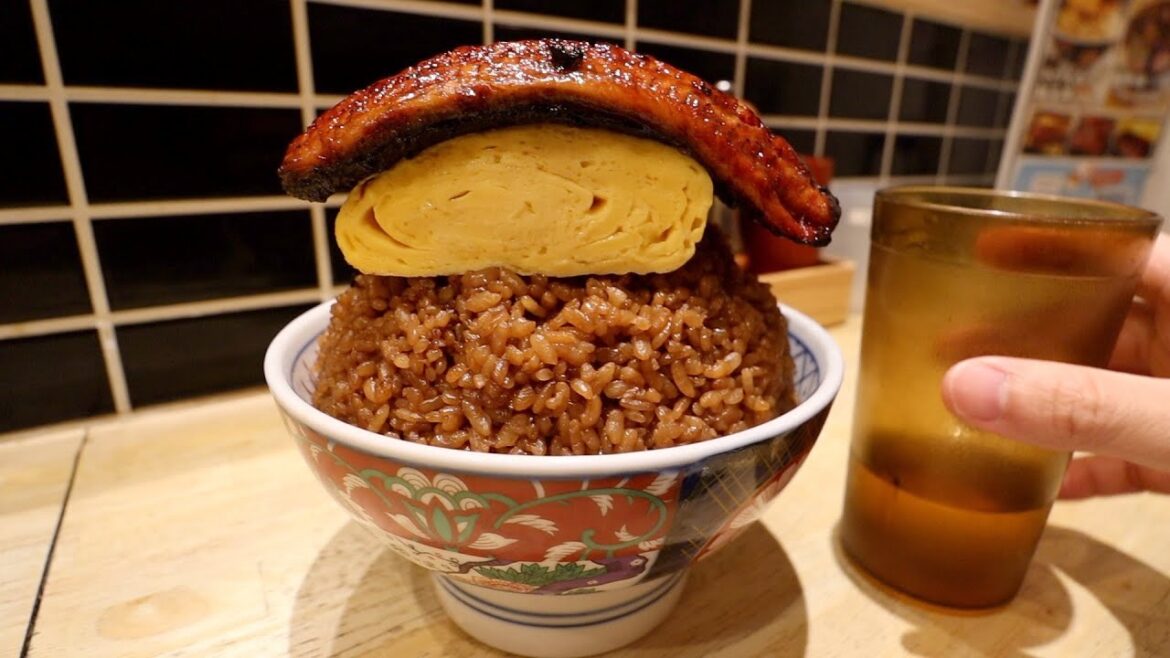 GIANT JAPANESE FOOD in Osaka!!