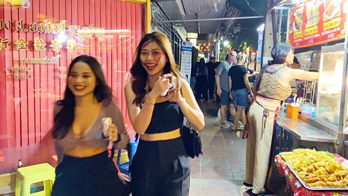 🇹🇭 Halloween 2022. Rambuttri Alley, Bangkok. Nightlife. Street food. Walking Tour. Oct 31. 4K