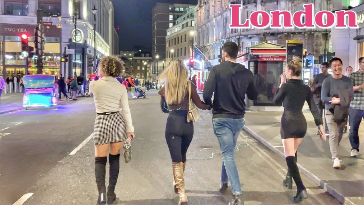 London Halloween Walking Tour. Halloween Costumes Ideas 2022! Central London Walk at Night 4K