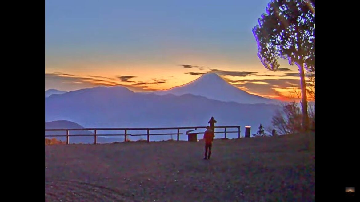 2022年11月4日 七面山（標高1,982m）から見た美しい富士山とご来光映像