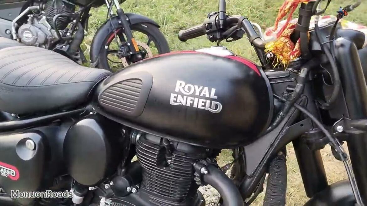 Kya Lag Raha Hai Black Beauty 🖤🖤🖤🖤 Pura Naha ke || Royal Enfield || #MonuonRoads