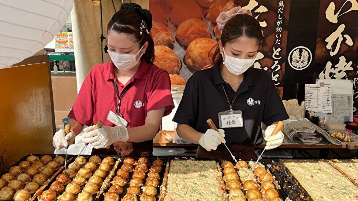美人双子姉妹が焼く話題のたこ焼き屋台 四季桜 Japanese street food takoyaki 章鱼烧 ทาโกะยากิ 타코야키 美人双子姉妹が焼く話題のたこ焼き屋台 四季桜 Japanese street food takoyaki 章鱼烧 ทาโกะยากิ 타코야키