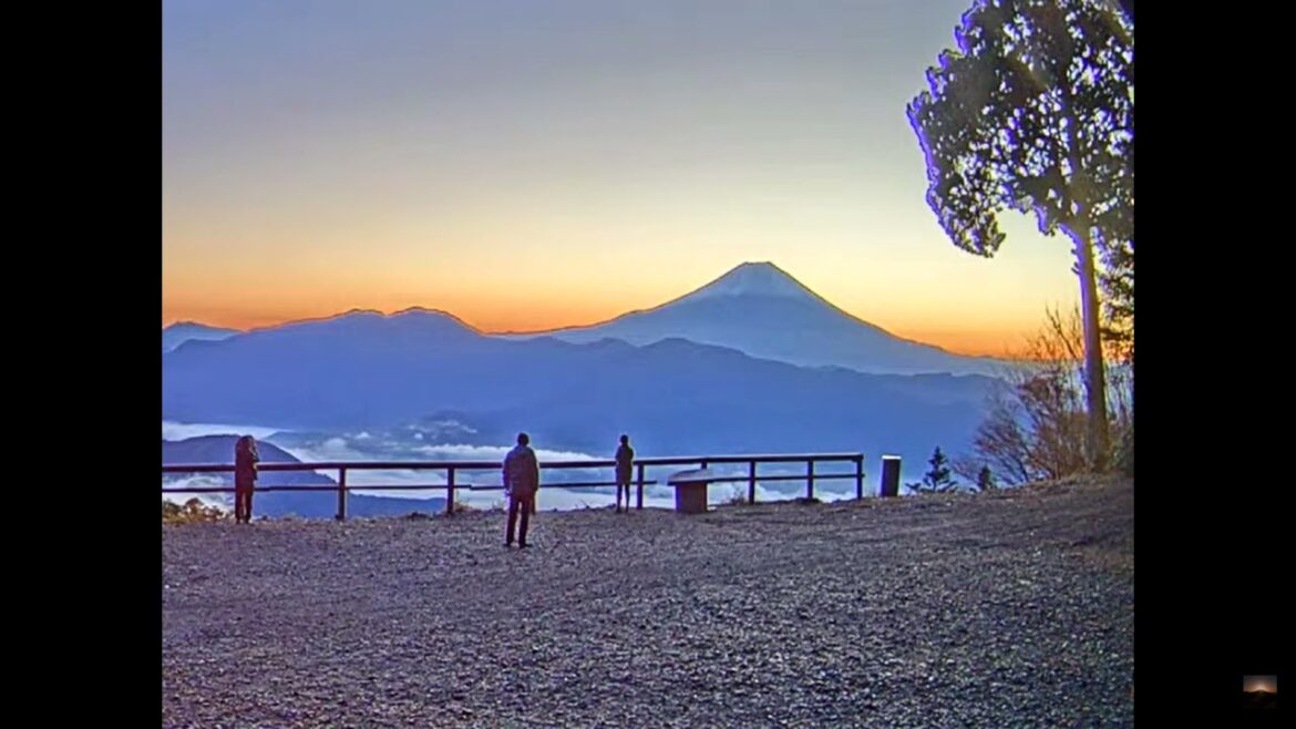 2022年11月2日 七面山（標高1,982m）から見た美しい富士山とご来光映像
