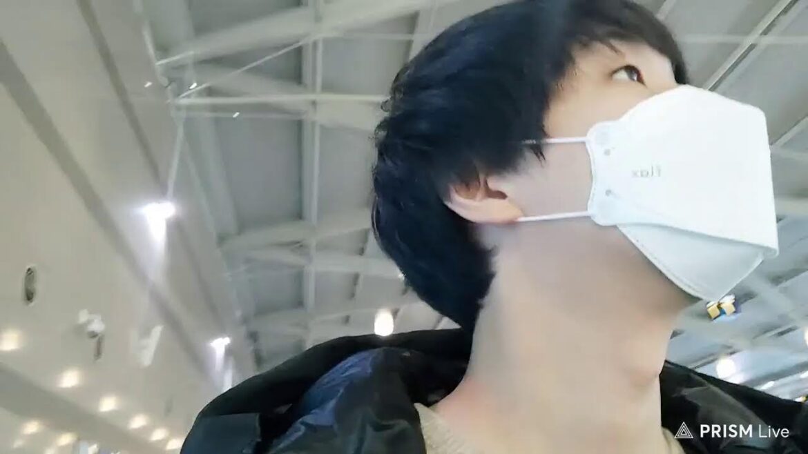 空港の中に入りました。 飛行機を待っています。 とても複雑です。