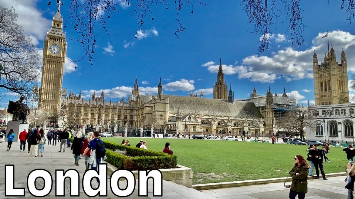Enjoy a beautiful walk around Central London in 4k HDR!