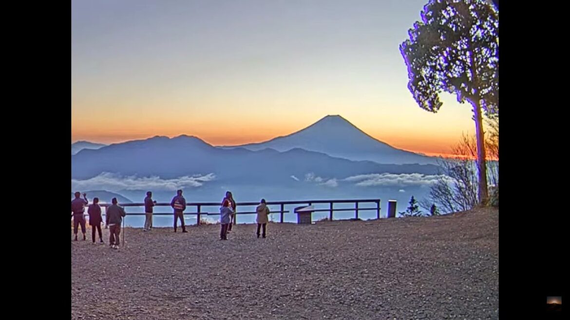 2022年11月8日 七面山（標高1,982m）から見た美しい富士山とご来光映像