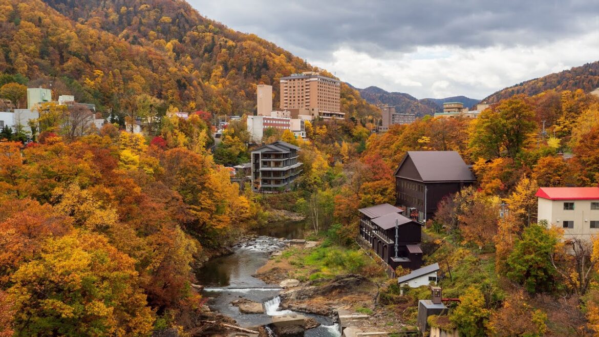 定山渓温泉における紅葉風景。奥座敷で秋の風物詩を見てきた - 2022年秋 (4K Ultra HD)