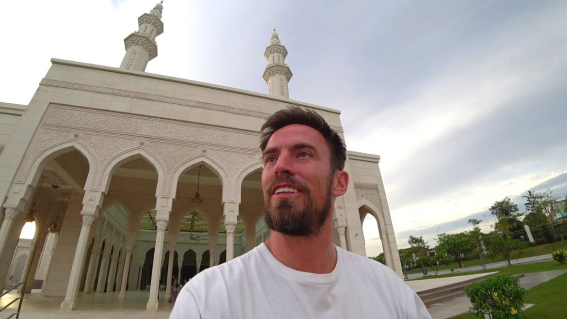 American Visits Mosque in Malaysia 🇲🇾🇺🇸