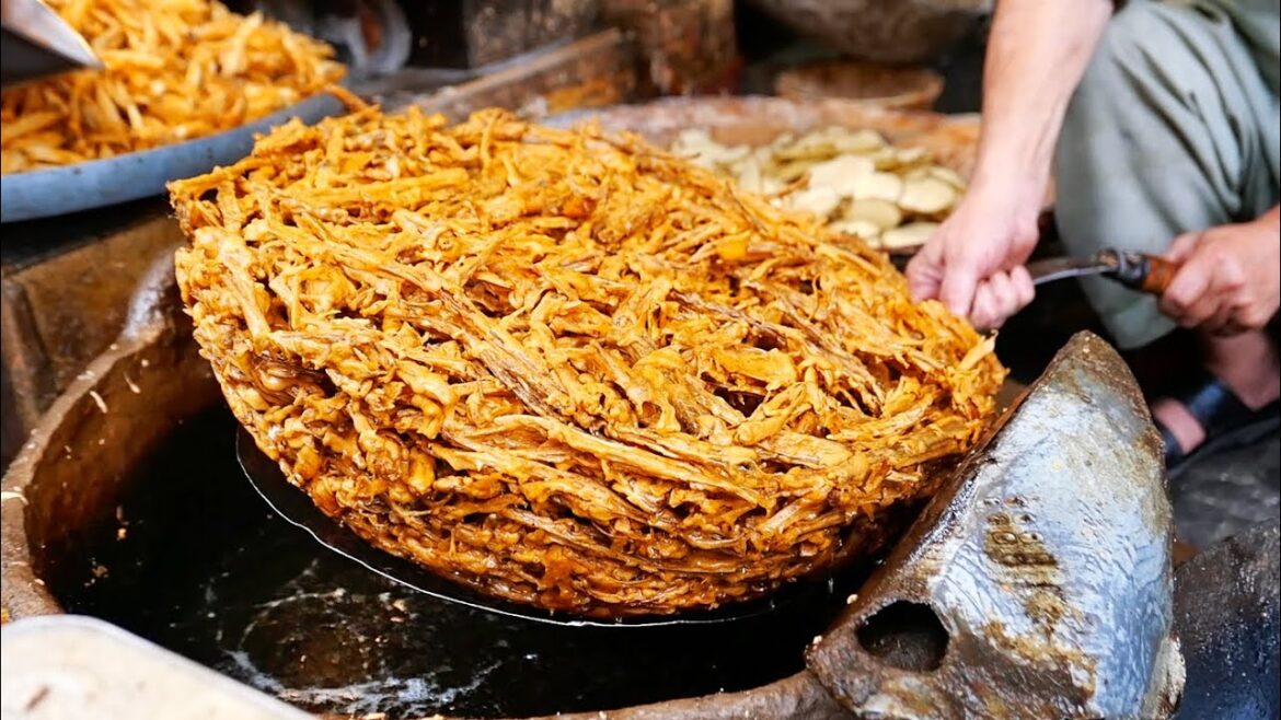 Indian Street Food - LOTUS STEM FRIES & FRIED BREAD Srinagar Kashmir India