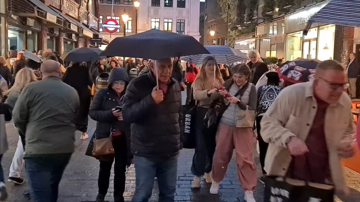 🇬🇧 CRAZY THUNDERSTORM IN COVENT GARDEN, HEAVY RAIN, BROKEN UMBRELLAS, LIGHTNING AND THUNDER, 4K