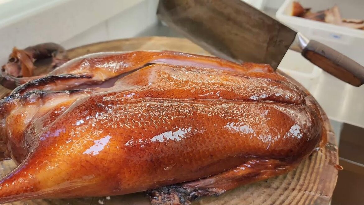 Yung Kee Roast Goose Restaurant，Signature Food #HongKong #RoastPiglet #ASMR #StreetFood #TsimShaTsui