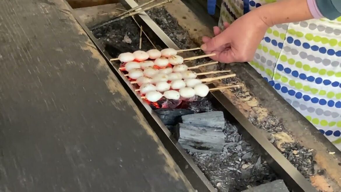 japanese street food dessert yaki-dango/炭火でじっくり焼き団子