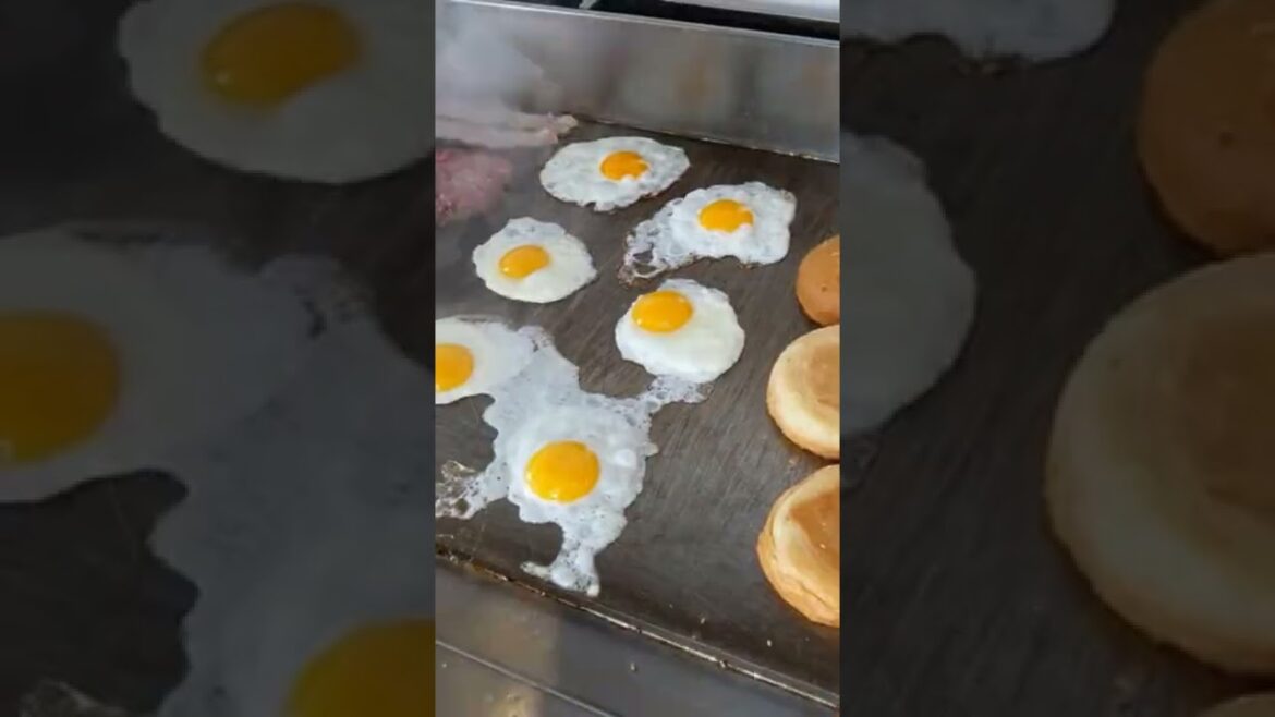 Street Food – Fried Egg Cheese Burger in Japan 🇯🇵…#shorts Street Food - Fried Egg Cheese Burger in Japan 🇯🇵...#shorts