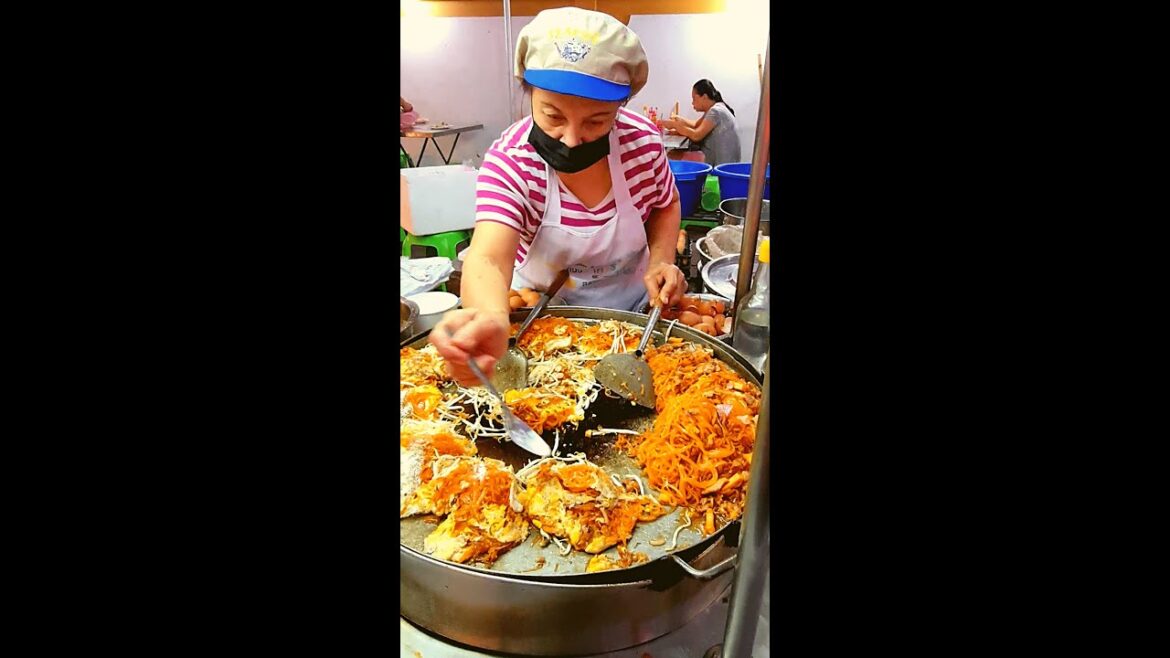 Best Pad Thai for Everyone - Bangkok Street Food ❤️ 🇹🇭
