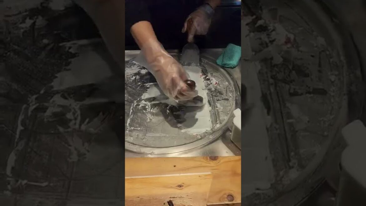 맛있는 딸기 롤 아이스크림 달인 / Japanese street food Strawberry roll ice cream master