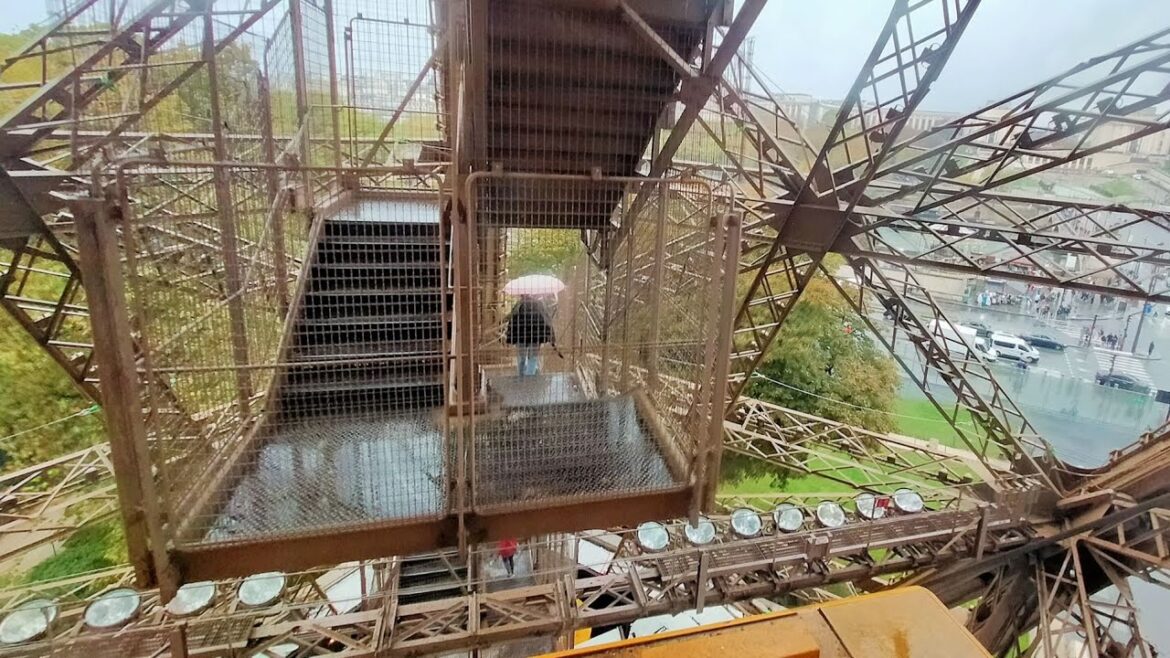 【フランス】エッフェル塔を斜めに上るエレベーター(パリ)La tour Eiffel (Eiffel Tower in Paris, FRANCE) 【フランス】エッフェル塔を斜めに上るエレベーター(パリ)La tour Eiffel (Eiffel Tower in Paris, FRANCE)
