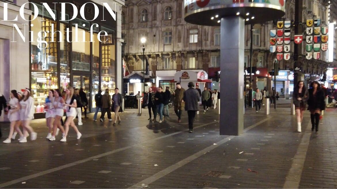 A Busy Saturday Night Walk in London | London Nightlife [4K HDR]