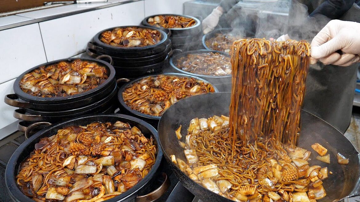 놀랍습니다! 300도 돌판에 올려주는? 대왕 해물 돌짜장면, 돌짬뽕 /  amazing! Seafood Black Bean Noodle / Korean Street Food