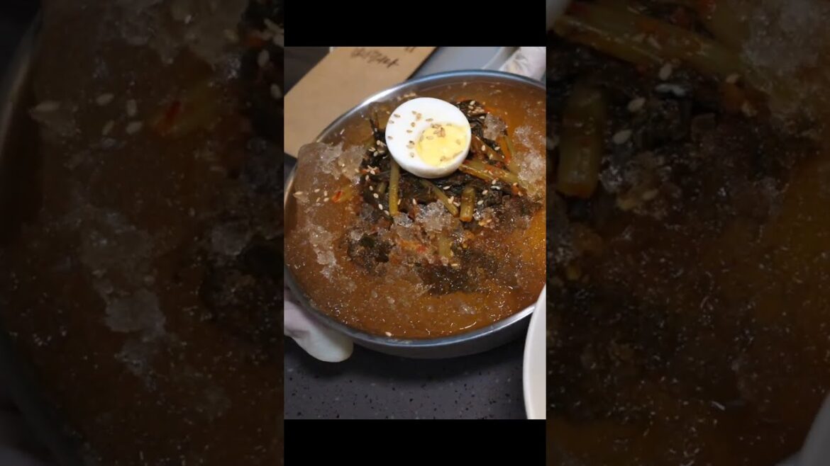 아삭함이 끝내주는 열무국수? 남은 국물 원샷하게 되는! 역대급 시원한 숙성 열무국수 #shorts -Coldest kimchi noodles in Korea /street food 아삭함이 끝내주는 열무국수? 남은 국물 원샷하게 되는! 역대급 시원한 숙성 열무국수 #shorts -Coldest kimchi noodles in Korea /street food