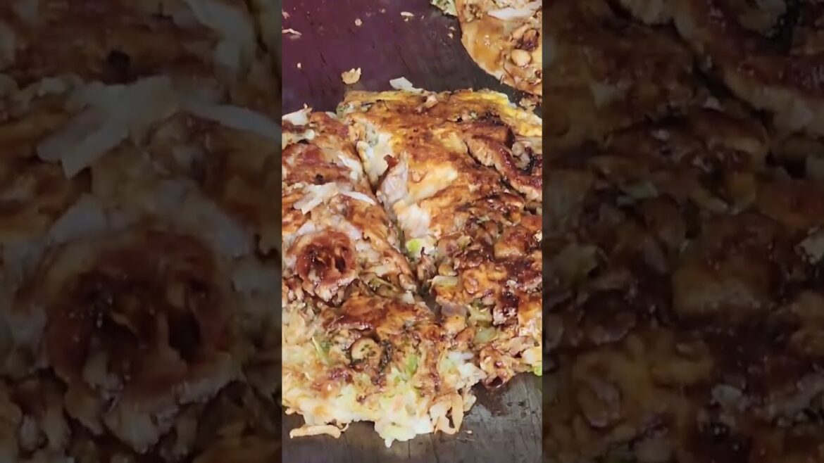 반으로 접어서 파는 오코노미야끼 / 일본 길거리음식 / Japanese street food okonomiyaki