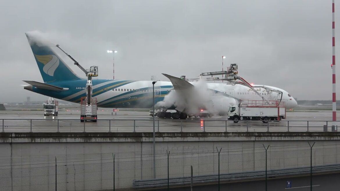 Oman Air B787 /LH A330 beim Deicing Frankfurt Airport FRA Nov 2022