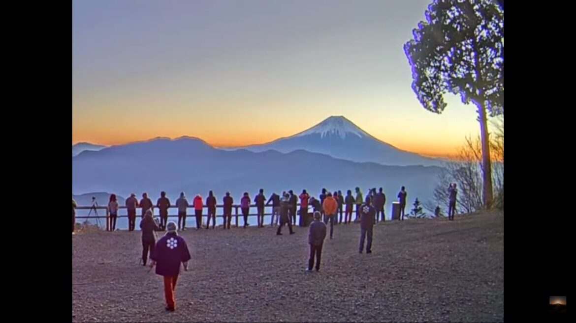 2022年11月27日 七面山（標高1,982m）から見た美しい富士山とご来光映像