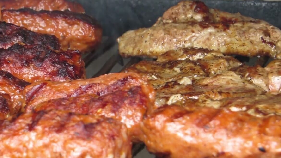 Street Foods,Noodles,Rotisserie Chicken Shawarma,Close-Up Shot Grilling Meat