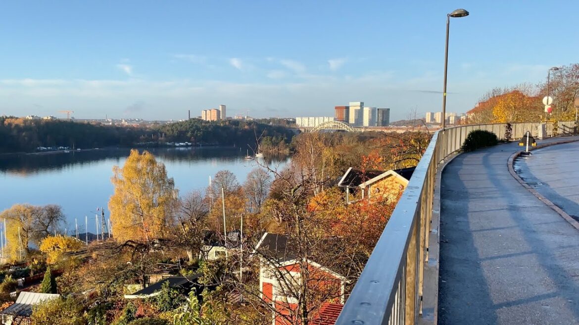 Stockholm Walks: beautiful autumn colors in the city gardens. Sachsgatan to Södermalm shoreline.