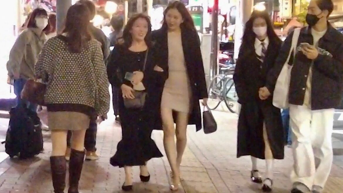 4K 60, Both Korean and Japanese beauties love Shin-Okubo at night | Japan Shinjuku nightlife walk