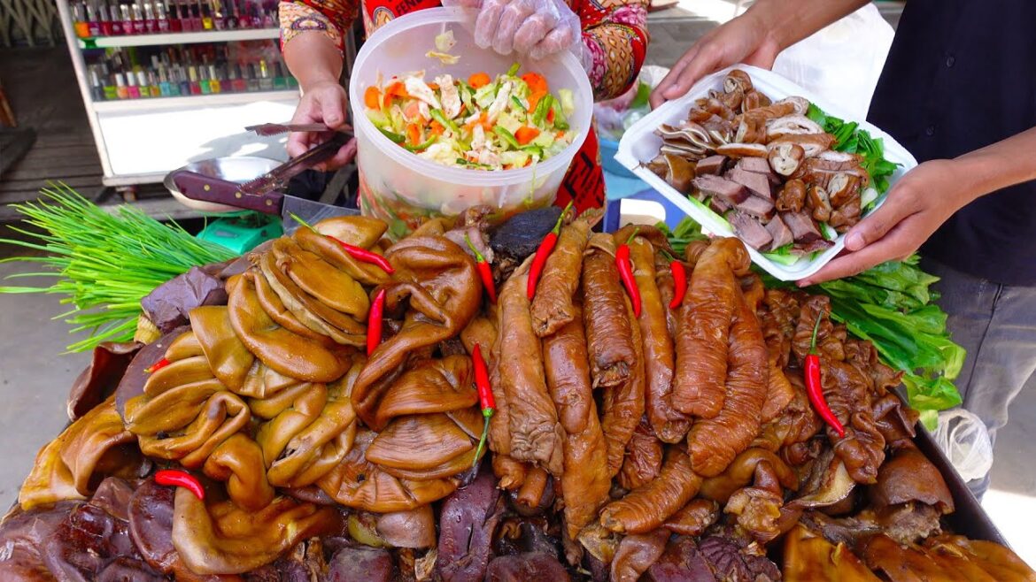So mouth-watering! Khmer Street Food MUKBANG "Braised Pork Organs, Kuy Teav & Fresh Sugarcane Juice