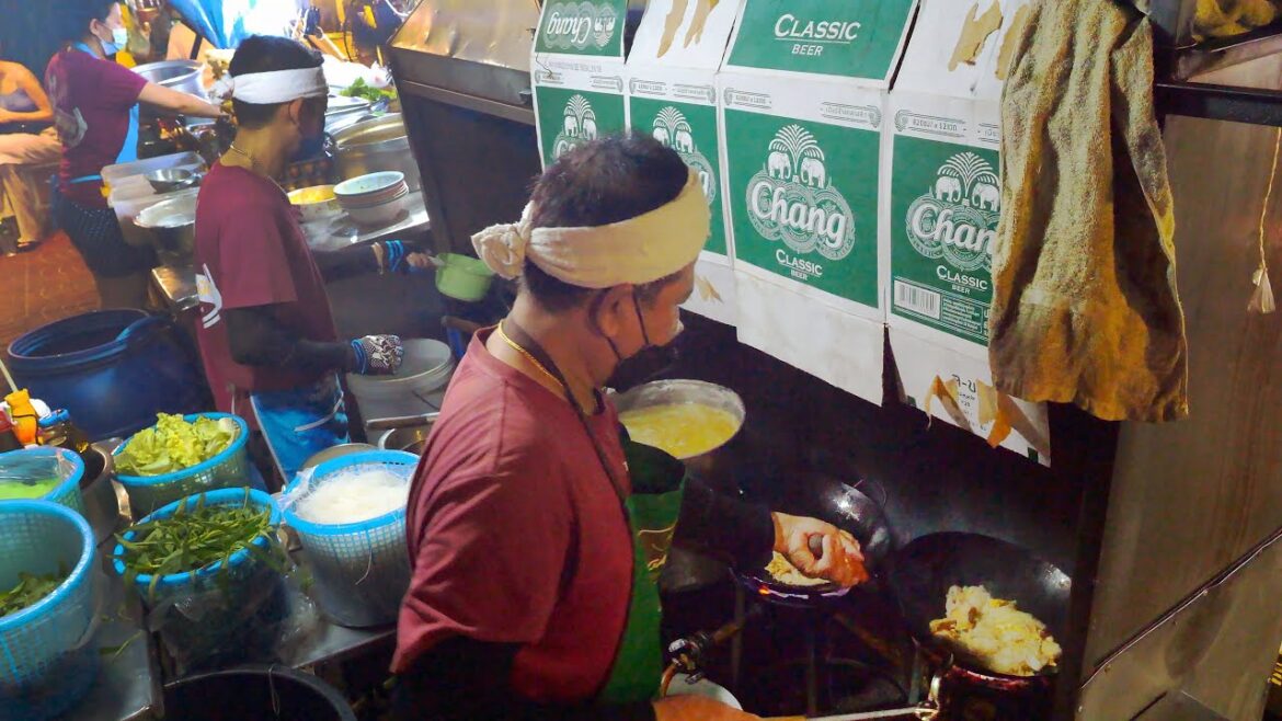 오픈과 동시에 주문폭주 ! 튀김누들 계란 후라이, 굴 오물렛 | Busy ! China Town Night Market in Bangkok | Thai Street food