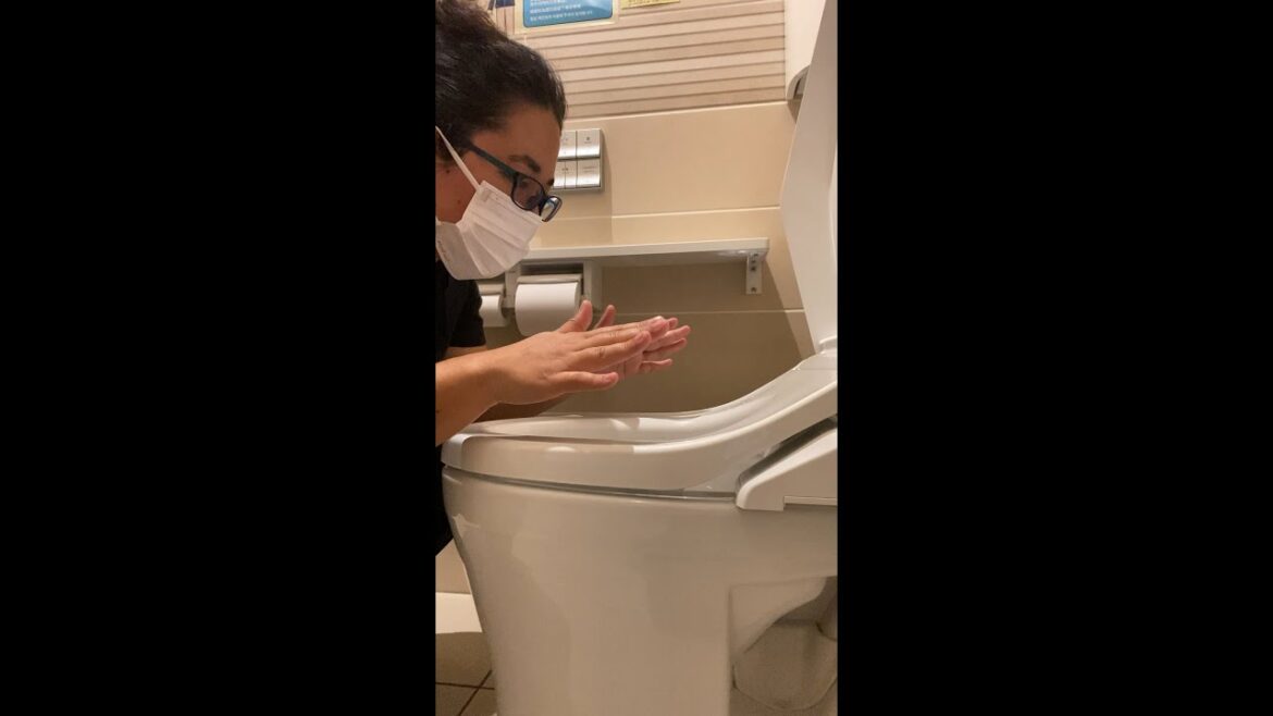 BEST Part of Japanese Public Restrooms 💩🚽 BEST Part of Japanese Public Restrooms 💩🚽