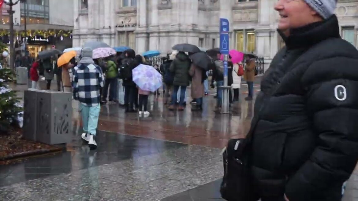 What are people wearing in Paris, cold weather Holiday edition.