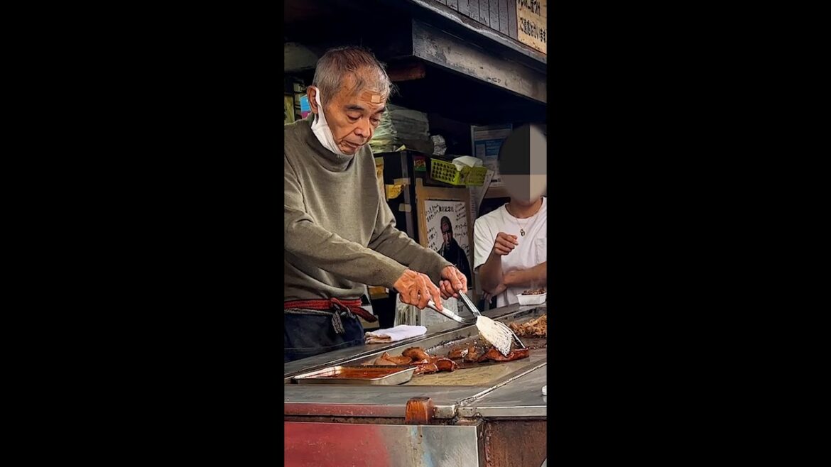 BBQ in Slum! Enjoy Offal at Osaka's Legendary Teppanyaki Restaurant #Food #japan #shorts