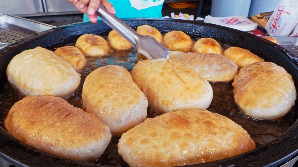 Fried Egg Bread, Hollow Bread Wrapped Peanut and Sesame - Street Food / 滋滋滋！炸蛋麵包, 炸花生餅製作 - 台灣街頭美食