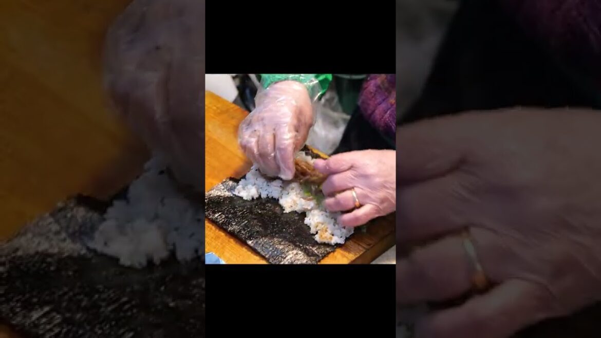 40경력 김밥 할머니, 울산 중앙시장 / Grandma's delicious gimbap / Korean street food #shorts 40경력 김밥 할머니, 울산 중앙시장 / Grandma's delicious gimbap / Korean street food #shorts