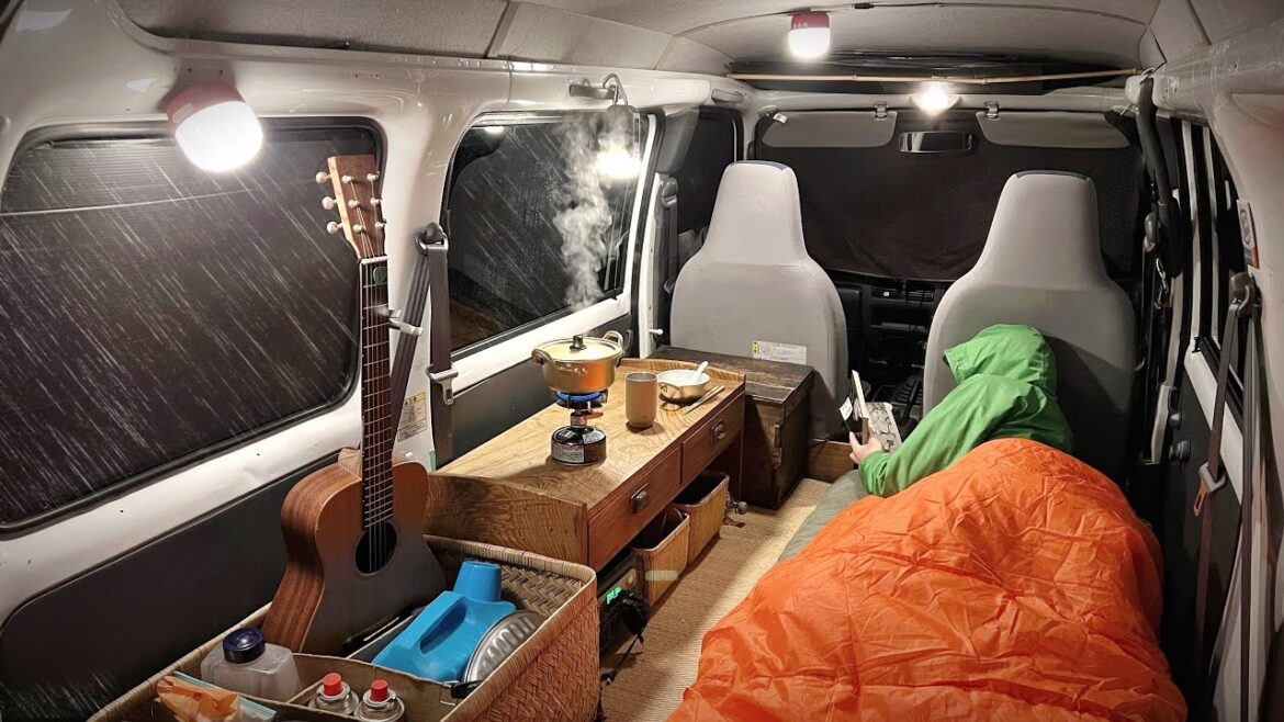 【雨の車中泊】軽自動車と雲海の朝を待つ ｜10