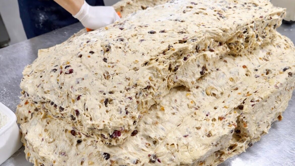 숙성만 무려 1년 걸리는 빵!? 연말 시즌 한정판, 독일식 크리스마스 케이크 슈톨렌 German christmas fruit cake stollen making 숙성만 무려 1년 걸리는 빵!? 연말 시즌 한정판, 독일식 크리스마스 케이크 슈톨렌 German christmas fruit cake stollen making